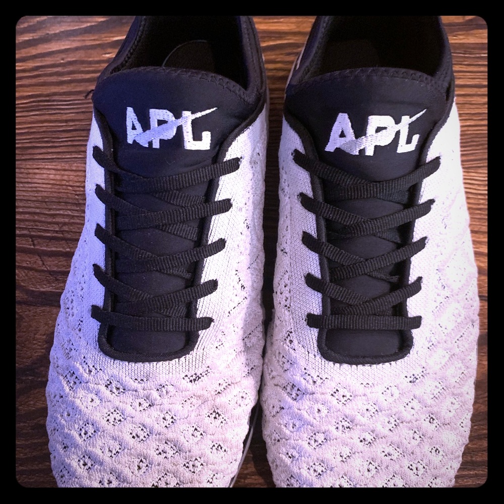 APL Men’s white tennis shoe. VGUC